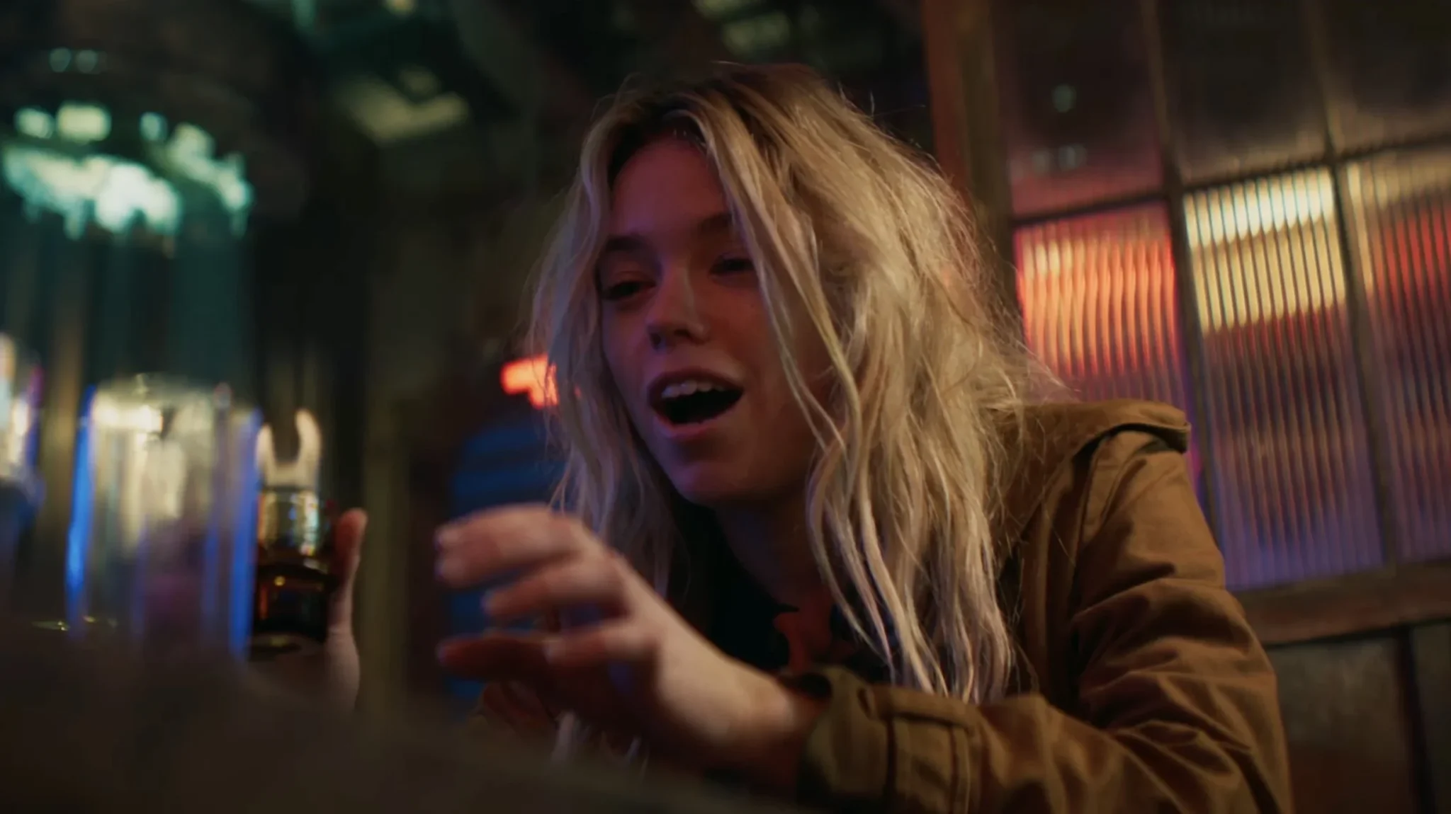 Supergirl en un bar